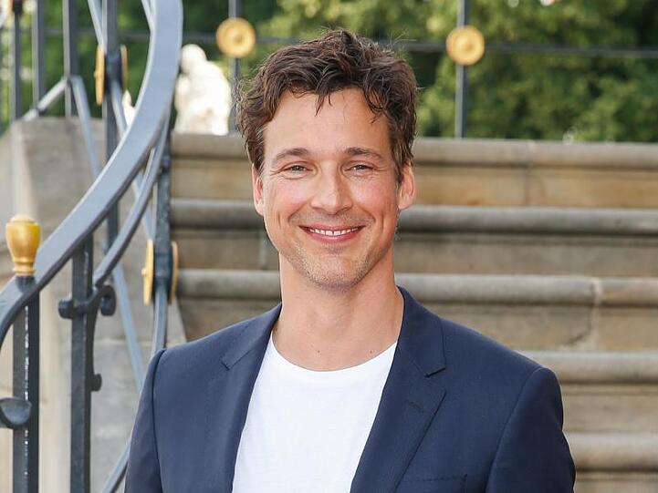 Schauspieler Florian David Fitz steht vor den Stufen der Staatsoper. Foto: Gerald Matzka/zb/dpa/Archivbild