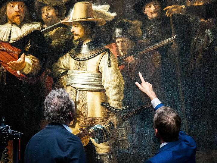 Experten begutachten Rembrandts "Nachtwache".