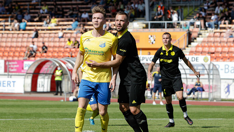 Angekommen: Ex-Löwe Felix Weber (rechts) im Trikot der SpVgg Bayreuth - hier im Regionalliga-Spiel gegen den FC Pipinsried.