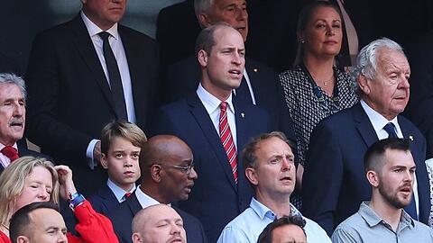 Prinz George und Prinz William im Stadion.