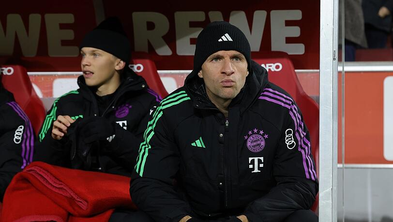 Thomas Müller (r.) saß in Köln 90 Minuten auf der Bank.