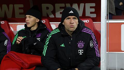 Thomas Müller (r.) saß in Köln 90 Minuten auf der Bank.