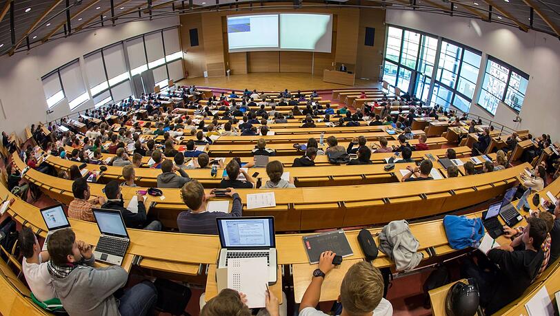 Studenten verfolgen an der Technischen Universität in Ilmenau (Thüringen) eine Vorlesung