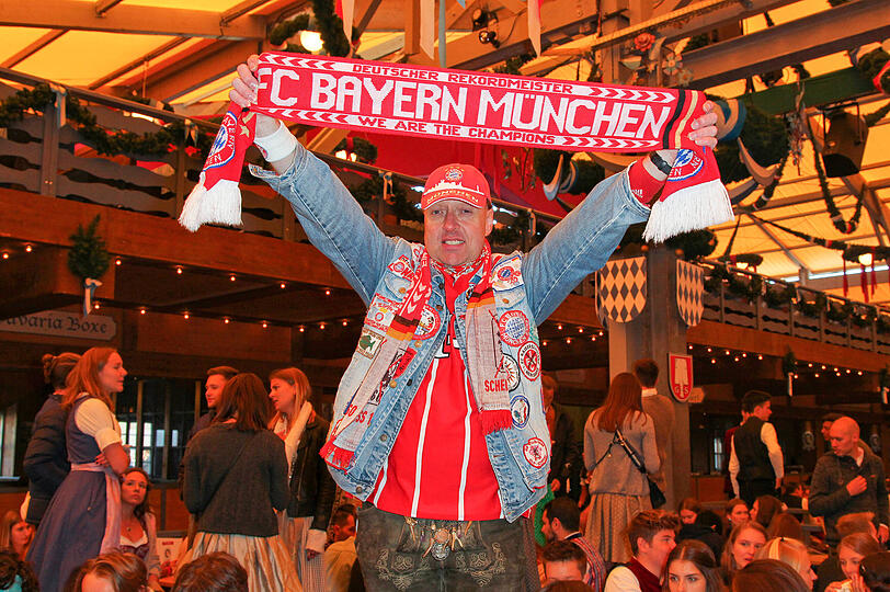 Ein Bayern-Fan im Schottenhamel-Festzelt auf der Wiesn. Anhänger verbinden Heimspiele gern mit einem Besuch der Theresienwiese vor oder nach dem Anpfiff. Ein Bayern-Fan im Schottenhamel-Festzelt auf der Wiesn. Anhänger verbinden Heimspiele gern mit einem Besuch der Theresienwiese vor oder nach dem Anpfiff.