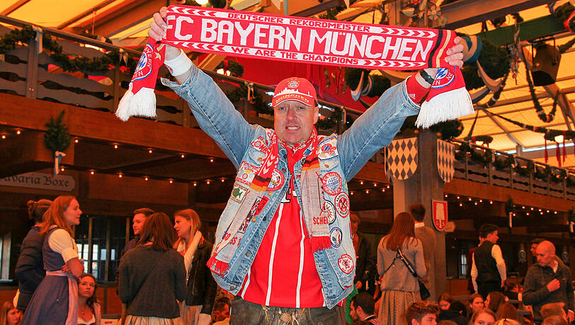 Ein Bayern-Fan im Schottenhamel-Festzelt auf der Wiesn. Anhänger verbinden Heimspiele gern mit einem Besuch der Theresienwiese vor oder nach dem Anpfiff. Ein Bayern-Fan im Schottenhamel-Festzelt auf der Wiesn. Anhänger verbinden Heimspiele gern mit einem Besuch der Theresienwiese vor oder nach dem Anpfiff.