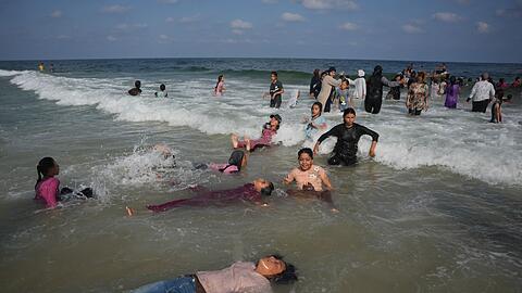 In der aktuellen Sommerhitze bietet das Schwimmen im Meer den Kindern auch Abk&uuml;hlung.