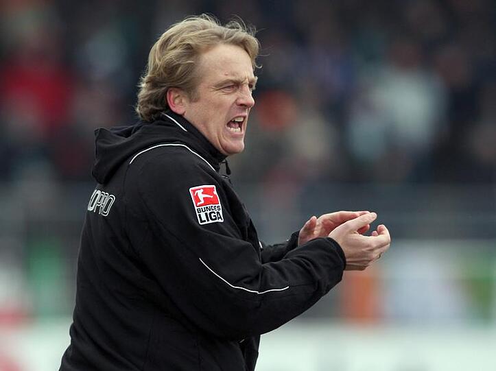 Fürths Trainer Michael Büskens feuert seine Spieler an