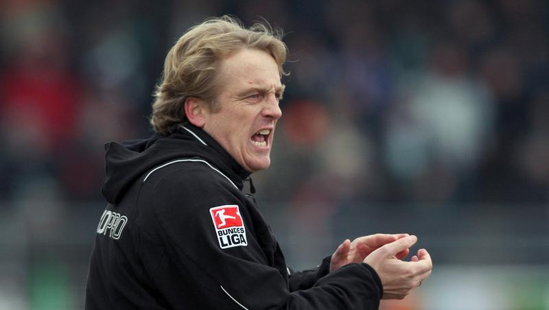 Fürths Trainer Michael Büskens feuert seine Spieler an Fürths Trainer Michael Büskens feuert seine Spieler an