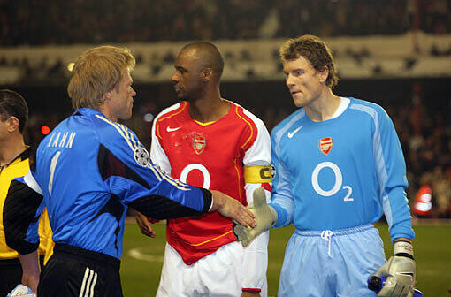 Shakehands zwischen den Torhütern Oliver Kahn (l.) und Jens Lehmann in der Saison 2004/2005. Damals setzten sich die Bayern ebenfalls im Achtelfinale mit 3:1 (in München) und  0:1 (in London) durch.