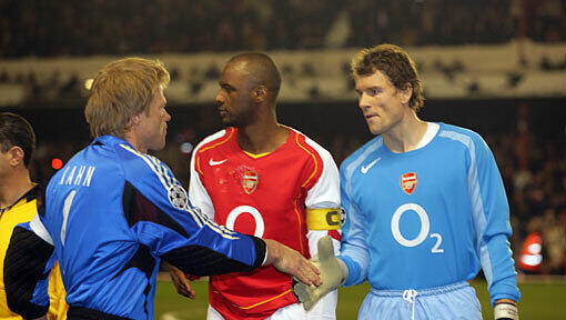Shakehands zwischen den Torhütern Oliver Kahn (l.) und Jens Lehmann in der Saison 2004/2005. Damals setzten sich die Bayern ebenfalls im Achtelfinale mit 3:1 (in München) und 0:1 (in London) durch. Shakehands zwischen den Torhütern Oliver Kahn (l.) und Jens Lehmann in der Saison 2004/2005. Damals setzten sich die Bayern ebenfalls im Achtelfinale mit 3:1 (in München) und 0:1 (in London) durch.
