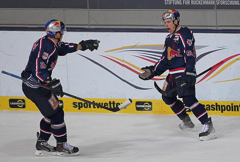 Kann sich über seine Berufung in den Olympiakader Sloweniens freuen: EHC-Star Jan Urbas (l.), hier mit Alex Barta.