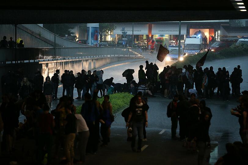 Andere suchen Schutz unter einer Brücke.