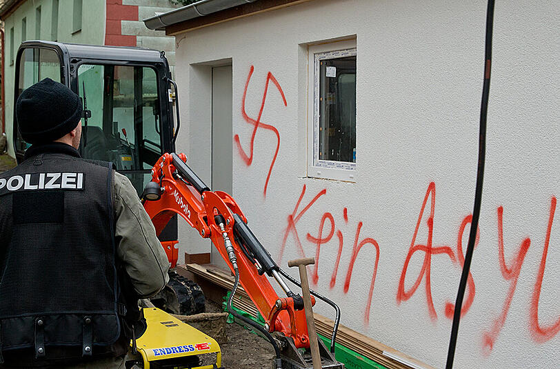 Nazi-Schmierereien legten den Verdacht nahe, dass es sich bei dem vorsätzlich gelegten Brand um einen durch rechtsextremisten verübten Anschlag handelte.