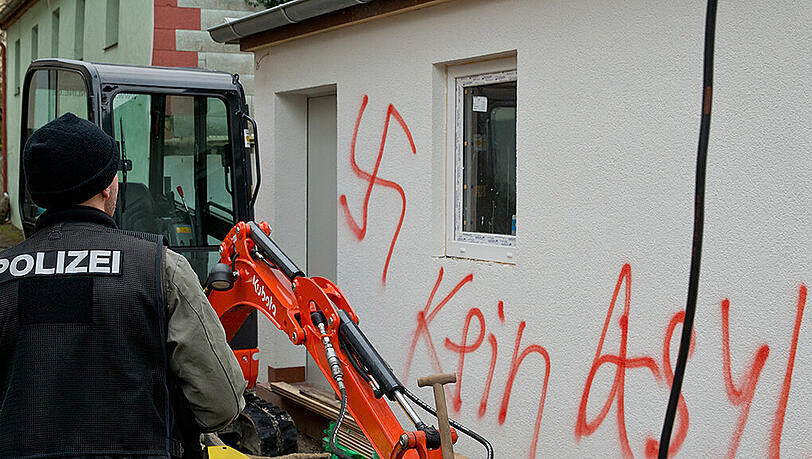 Nazi-Schmierereien legten den Verdacht nahe, dass es sich bei dem vorsätzlich gelegten Brand um einen durch rechtsextremisten verübten Anschlag handelte. Nazi-Schmierereien legten den Verdacht nahe, dass es sich bei dem vorsätzlich gelegten Brand um einen durch rechtsextremisten verübten Anschlag handelte.