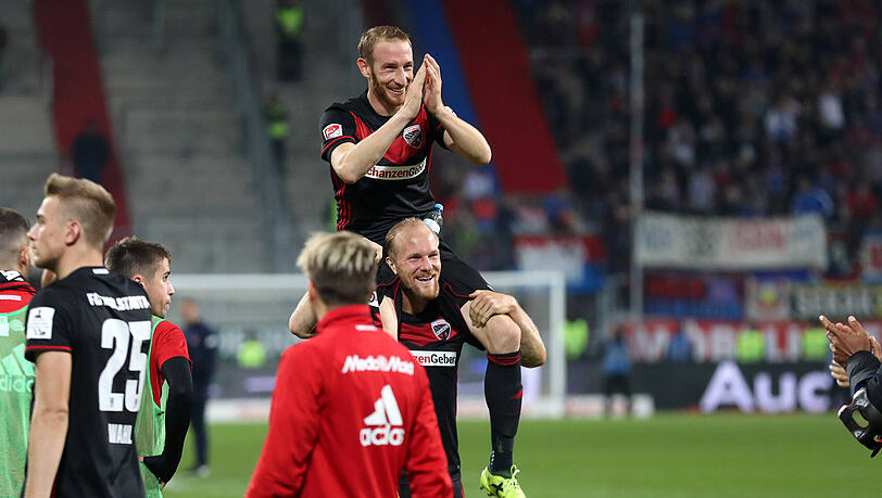 Jubelnde Ingolstädter: Tobias Levels trägt Moritz Hartmann auf den Schultern. Jubelnde Ingolstädter: Tobias Levels trägt Moritz Hartmann auf den Schultern.