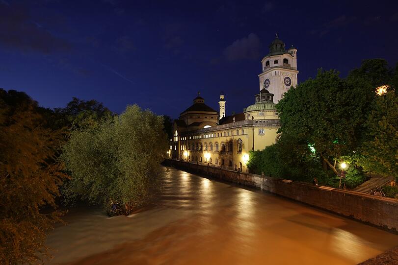 Land unter: Hohe Mauern schützen das Bad bei Isarhochwasser.