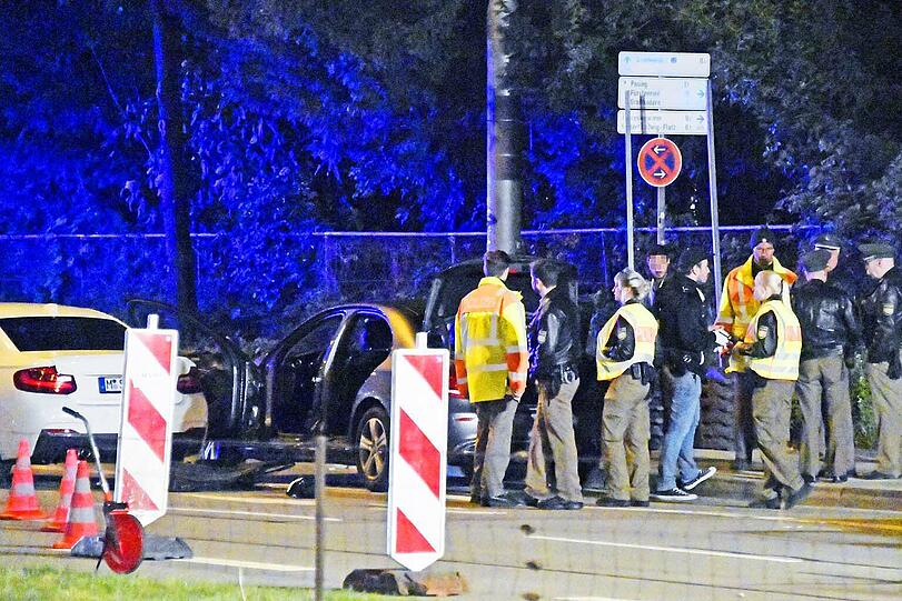 Wegen Übermüdung krachte der Fahrer eines BMW M2 in einen von der Polizei angehaltenen Mercedes und verletzte dabei zwei Beamte schwer.