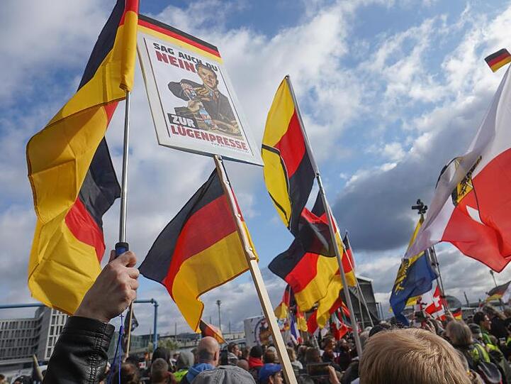 Rechtspopulisten fordern bei einer Kundgebung in Berlin "Sag auch Du Nein zur Lügenpresse".