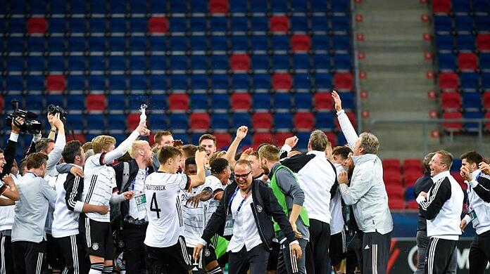 Die U21-Spieler jubeln nach dem Spiel.