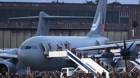 Soldaten steigen aus dem Airbus A310 (M) der Luftwaffe nach der Landung auf dem niedersächsischen Stützpunkt Wunstorf. Die ersten Soldaten der Bundeswehr sind von ihrer Evakuierungsmission in Afghanistan nach Deutschland zurückgekehrt.
