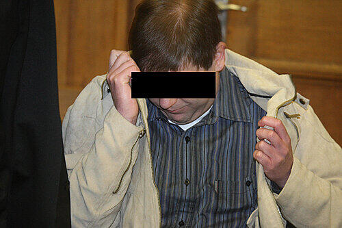 Hat er 54 Mal gezündelt? Dreimal wurde Bankberater Thomas H. (34) von der Polizei vor brennenden Mülltonnen ertappt.