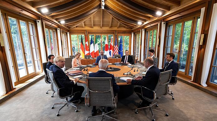 Die erste Arbeitssitzung des G7-Gipfels wurde zum Thema weltwirtschaftliche Lage abgehalten.