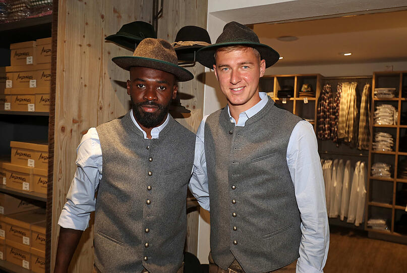 Die Löwen bei der Wiesn-Einkleidung bei Trachten Angermaier.