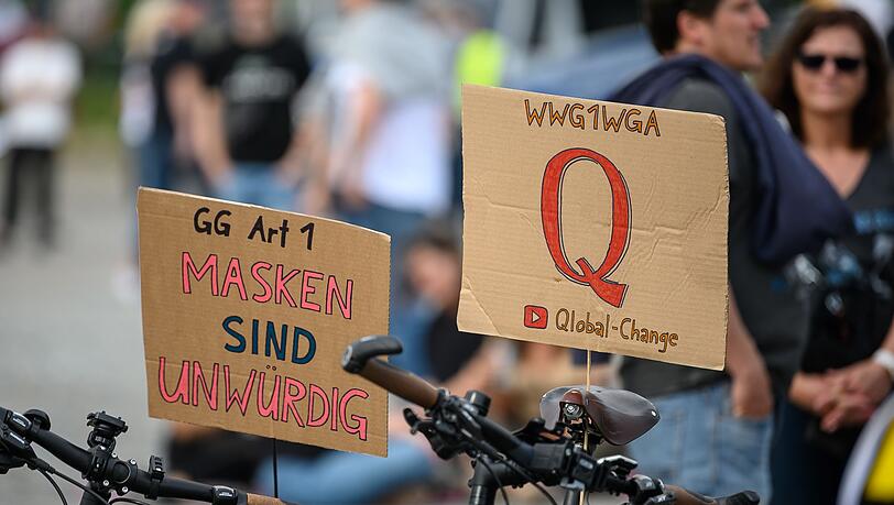 Schilder bei einer Protestkundgebung der Initiative "Querdenken 711" in Stuttgart.