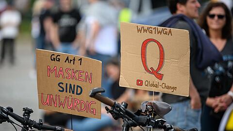 Schilder bei einer Protestkundgebung der Initiative "Querdenken 711" in Stuttgart.