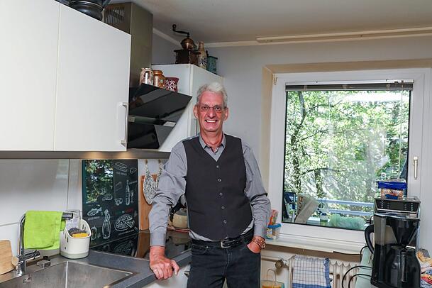 Michael Hoffmann (58) hat seine größere Wohnung gegen einekleinere nebenan getauscht. In seiner alten wohnt jetzt eine Familie. Michael Hoffmann (58) hat seine größere Wohnung gegen einekleinere nebenan getauscht. In seiner alten wohnt jetzt eine Familie.
