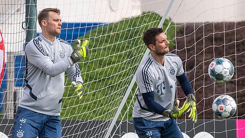 Torwart Manuel Neuer (l) und Torwart Sven Ulreich vom FC Bayern München.