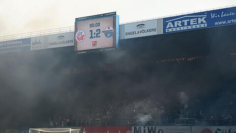 Die Fans von Hansa Rostock zünden Feuerwerk und Böller.