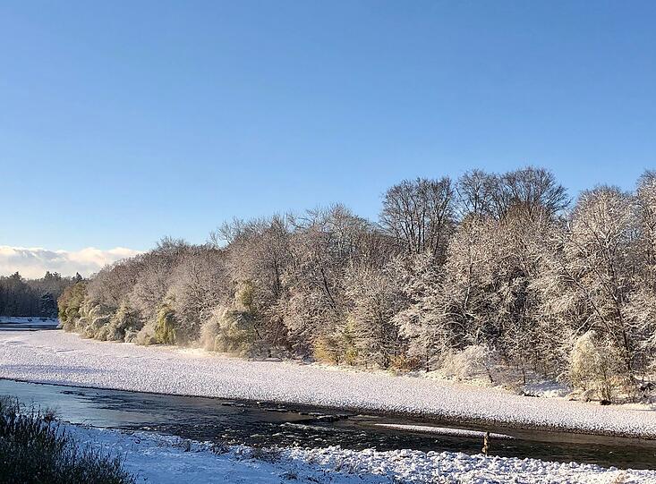 Die Isar von der Brüdermühlbrücke aus gesehen Richtung Tierpark.