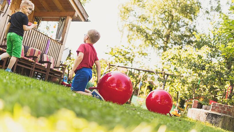 Im Garten und Park rund um das Hotel haben Kinder viel Freiraum zum Spielen.