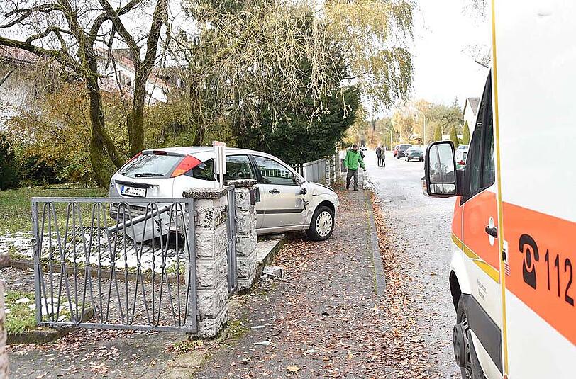 Der Mann fuhr mit seinem Focus erste einen Stromkasten kaputt, danach drehte er sich und landete im gegenüberliegenden Vorgarten.