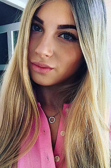 Wiktoria ist 16 Jahre alt, 1,65m groß und wohnt in Sauerlach.