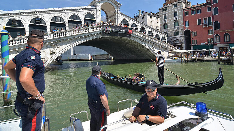 Polizisten stehen vor der Rialto-Brücke in Venedig.