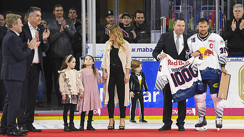 Ehre, wem Ehre gebührt: EHC-Manager Winkler überreicht Seidenberg ein Trikot mit der Nummer 1000. Seine Familie ist Augenzeuge.
