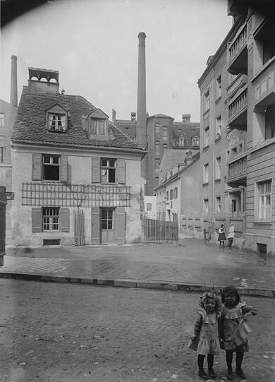 Das hübsche, kleine Vorstadthaus am Preysingplatz in den 30er Jahren.