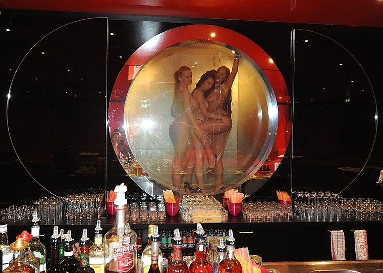 Hingucker: Die Dusche hinter der Bar - die gewährt den Gästen tiefe Einblicke.