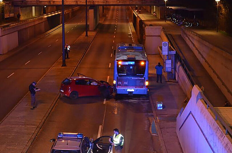Der Unfall blockierte die Von-Kahr-Straße für knapp 1,5 Stunden.