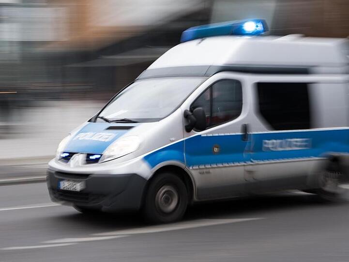 Ein Einsatzfahrzeug der Berliner Polizei fährt mit eingeschaltetem Blaulicht am Potsdamer Platz vorbei. Foto: Bernd von Jutrczenka/dpa