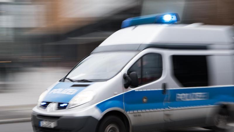 Ein Einsatzfahrzeug der Berliner Polizei fährt mit eingeschaltetem Blaulicht am Potsdamer Platz vorbei. Foto: Bernd von Jutrczenka/dpa Ein Einsatzfahrzeug der Berliner Polizei fährt mit eingeschaltetem Blaulicht am Potsdamer Platz vorbei. Foto: Bernd von Jutrczenka/dpa