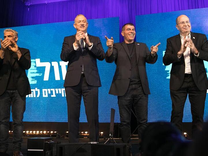 Die Anführer des blau-weißen Wahlbündnisses, Yair Lapid (l-r), Benny Gantz, Gabi Ashkenazi und Moshe Ya'alon, bedanken sich bei ihren Anhängern.
