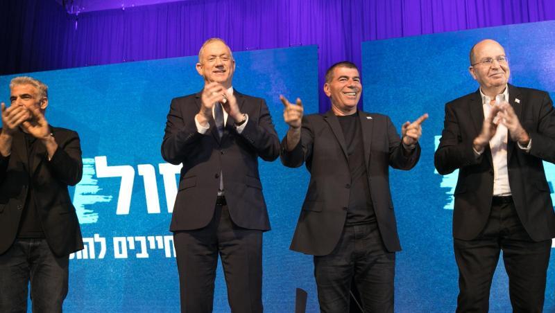 Die Anführer des blau-weißen Wahlbündnisses, Yair Lapid (l-r), Benny Gantz, Gabi Ashkenazi und Moshe Ya'alon, bedanken sich bei ihren Anhängern.