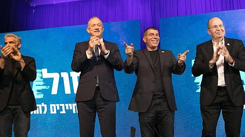 Die Anführer des blau-weißen Wahlbündnisses, Yair Lapid (l-r), Benny Gantz, Gabi Ashkenazi und Moshe Ya'alon, bedanken sich bei ihren Anhängern.