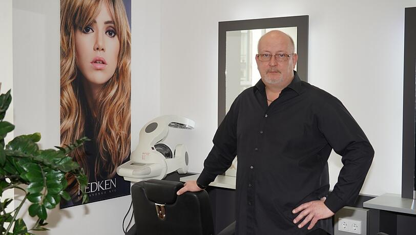 Friseurmeister Christian Kaiser in seinem Laden in der Implerstraße.