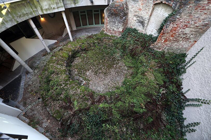 Reste des alten Prinzessturms, ein Geschützturm von 1493, und der Zwingermauer haben sich am Thomas-Wimmer-Ring erhalten.