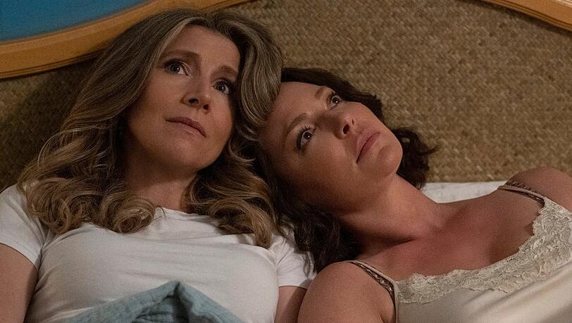 Sarah Chalke (l.) und Katherine Heigl kehren als beste Freundinnen Tully und Kate auf die Netflix-Bildschirme zurück.