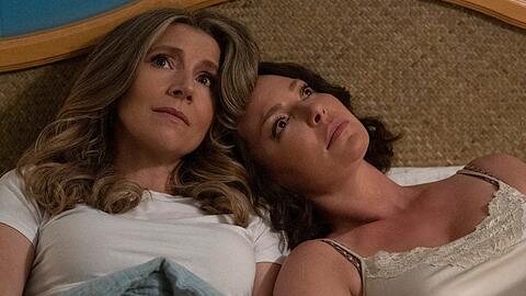 Sarah Chalke (l.) und Katherine Heigl kehren als beste Freundinnen Tully und Kate auf die Netflix-Bildschirme zurück.